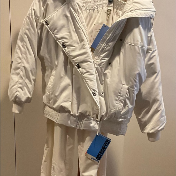 White Obermeyer Down ski jacket and white Obermeyer ski pants - Picture 4 of 7
